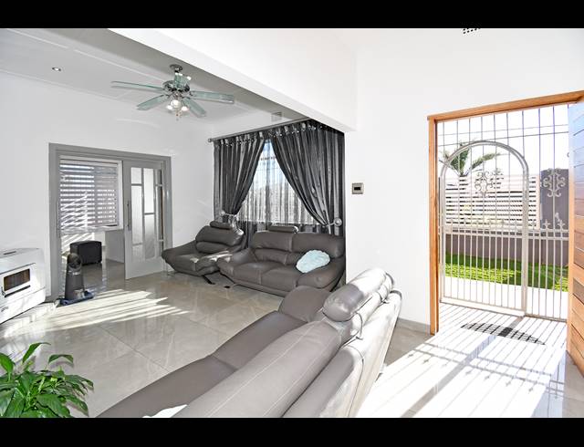 3 BEDROOM HOUSE FOR SALE IN CROSBY